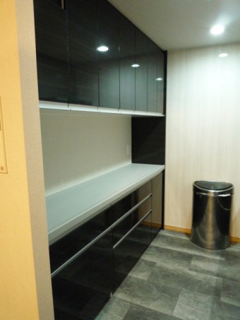 間口に合わせて背面収納をピッタリ設置